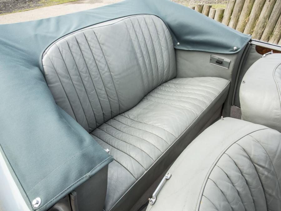 Интерьер Alvis TD21 Drophead Coupe Park Ward 1959 года  (фото 6 из 9)
